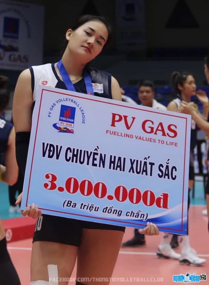 Nguyễn Linh Chi nhận giải VĐV chuyền hai xuất sắc