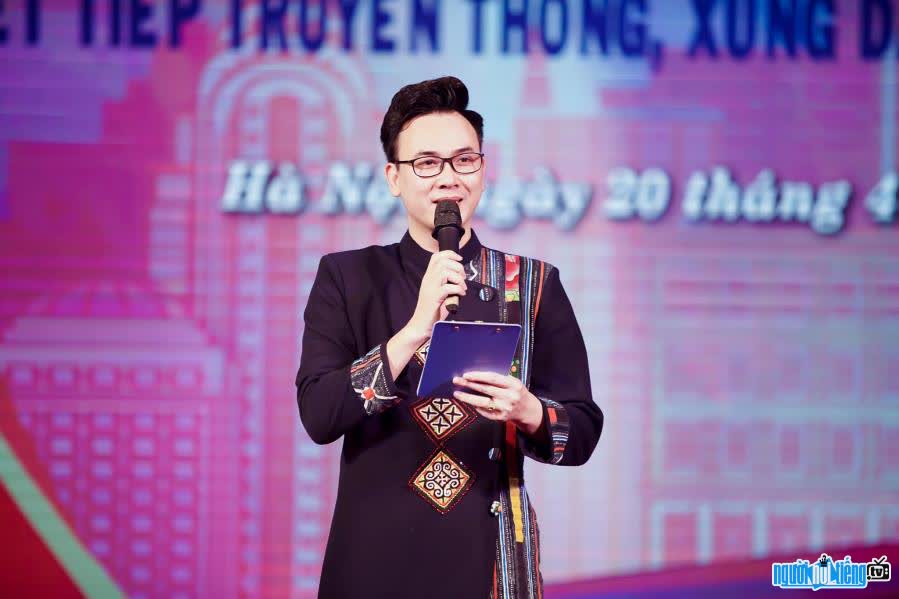 Hình ảnh diễn viên Dương Khánh trên sân khấu