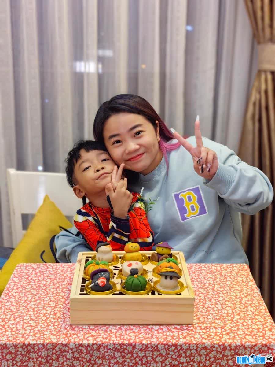 Hình ảnh Youtuber Mẫn Mẫn Vlog đón sinh nhật cùng con trai