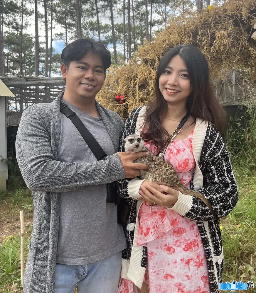 Hai vợ chồng Nguyễn Hồng Nhân bên chú mèo đáng yêu