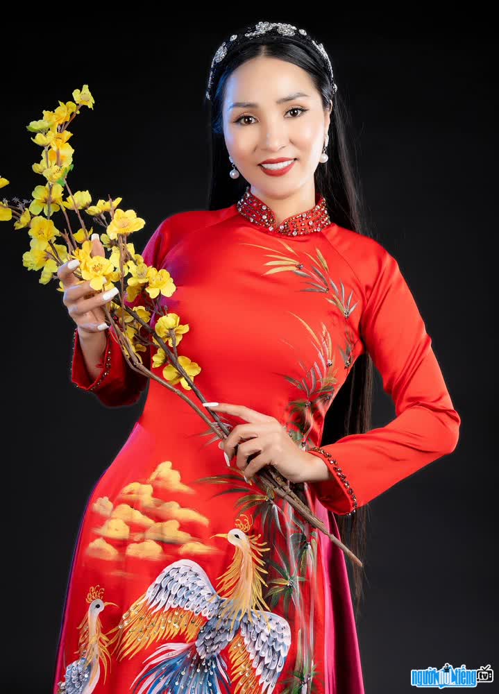 Nữ CEO Châu Loan xinh đẹp dịu dàng trong tà áo dài