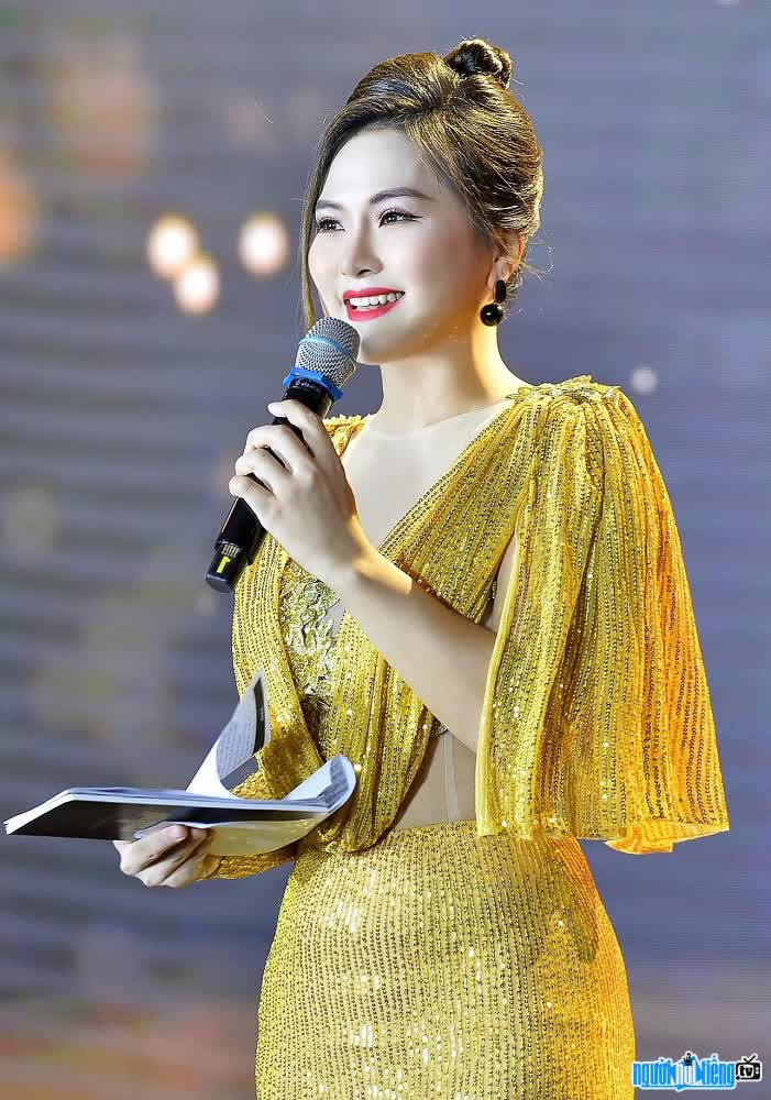 Hình ảnh nữ MC Dương Suri tỏa sáng trên sân khấu