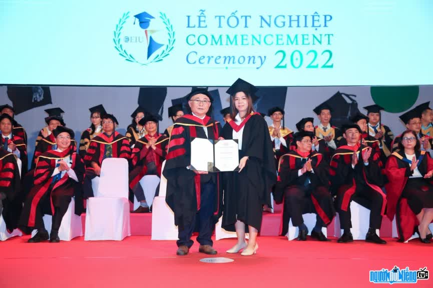 Hình ảnh Tiktoker Tuyền Ú tại lễ tốt nghiệp