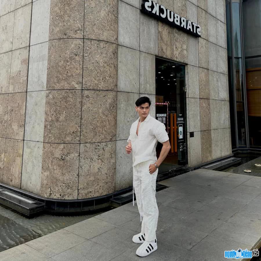 Hình ảnh HLV Lâm Kim Khánh diện đồ trẻ trung và năng động xuống phố