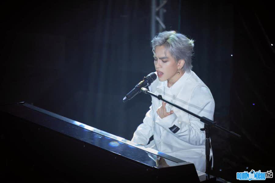 Hình ảnh ca sĩ Nam23 đang biểu diễn trên sân khấu