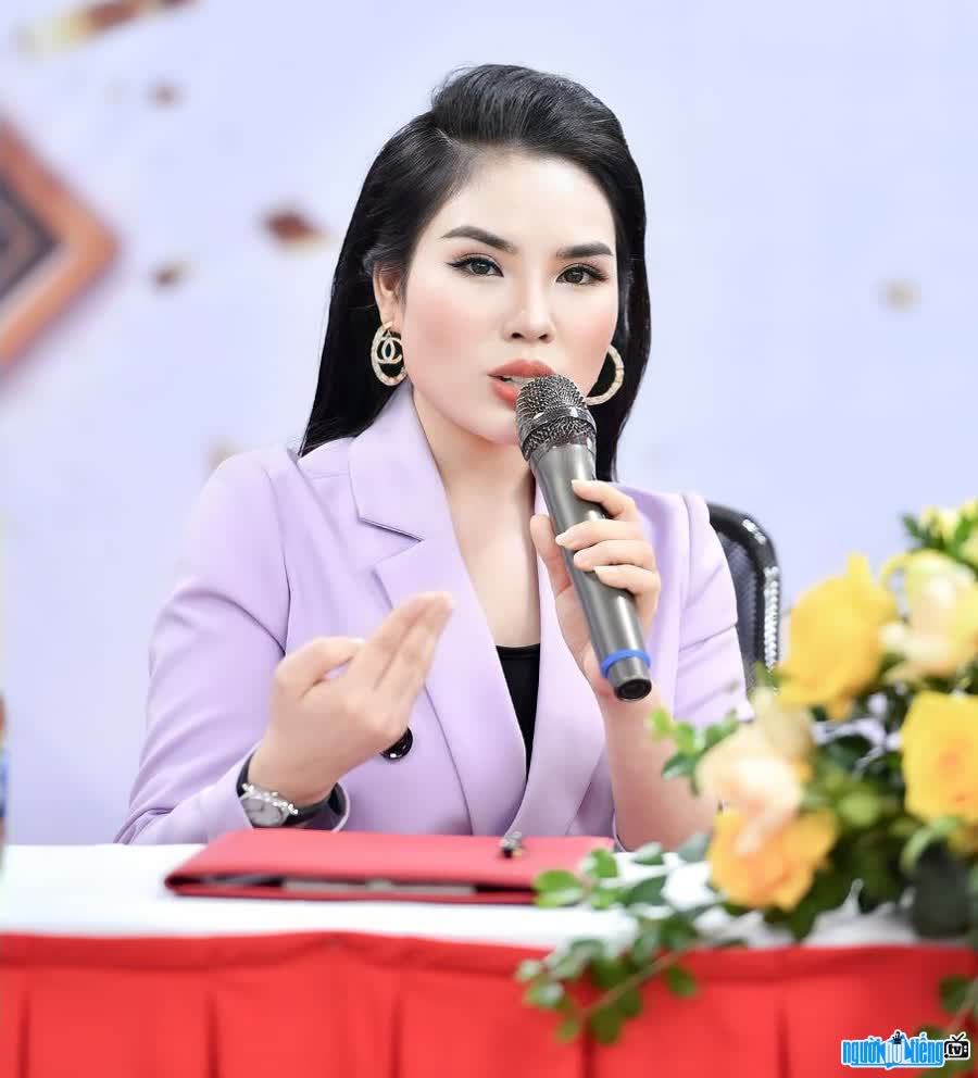 Nguyễn Khánh Hào - nữ MC CEO xinh đẹp và tài năng