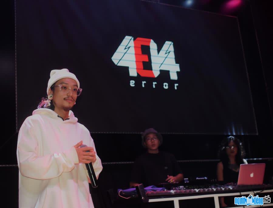 Hình ảnh rapper Megashock trong một buổi biểu diễn cùng Error404