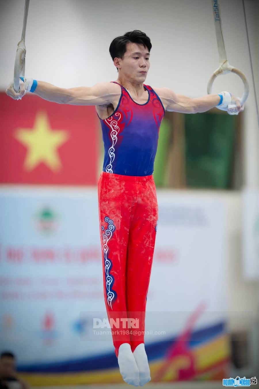 Văn Vĩ Lương là vận động viên thể dục dụng dụng cụ thuộc đội tuyển Quốc gia Việt Nam