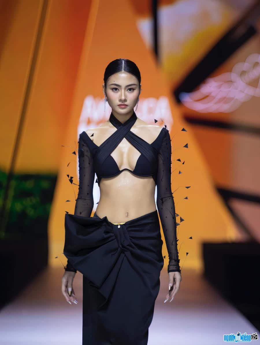 Hình ảnh người mẫu Bùi Xuân Hạnh tự tin trình diễn trên sàn catwalk