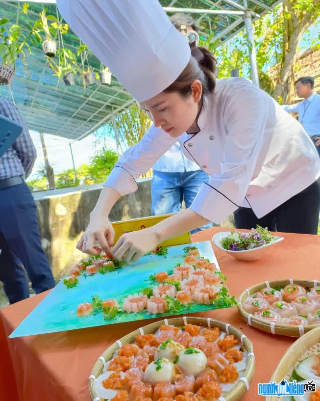 Đầu bếp Thái Thị Ngọc Tâm tại lễ hội bánh dân gian