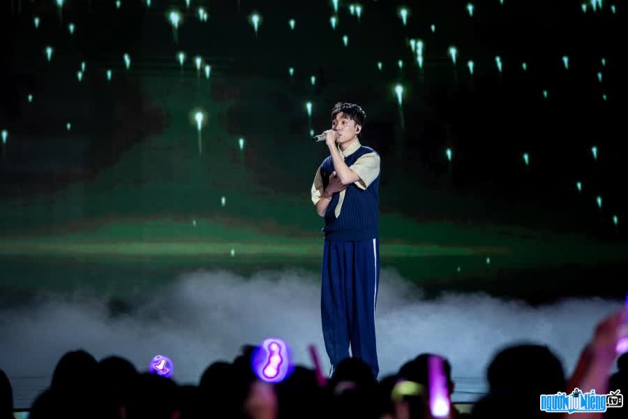 Hình ảnh ca sĩ Xuân Định K.Y trên sân khấu Vietnam Idol 2023