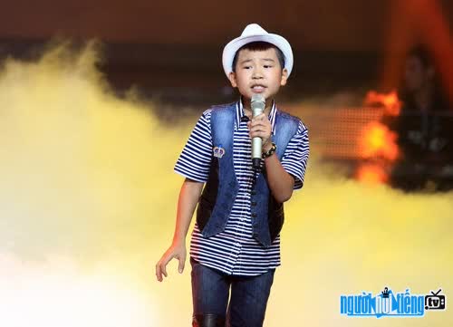 Hình ảnh ca sĩ Duybi trên sân khấu Giọng hát Việt Nhí