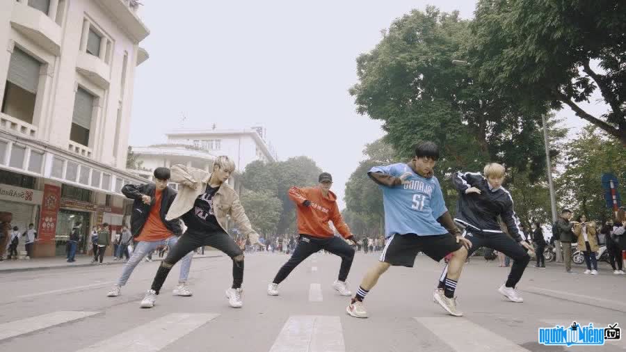 Hình ảnh nhóm nhảy KatX đang biểu diễn vũ đạo trên đường phố