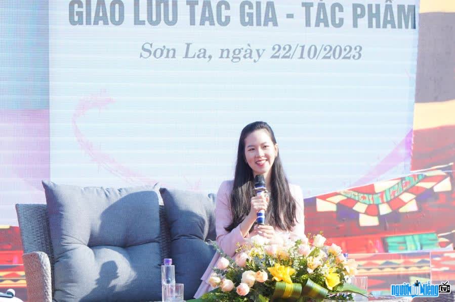 Hình ảnh nhà văn Hiền Trang tại một buổi giao lưu Tác giả - Tác phẩm
