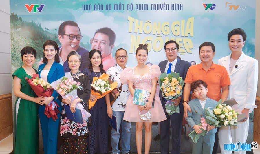 Hình ảnh diễn viên Ngọc Thư tại nuổi họp báo ra mắt phim Thông gia ngõ hẹp