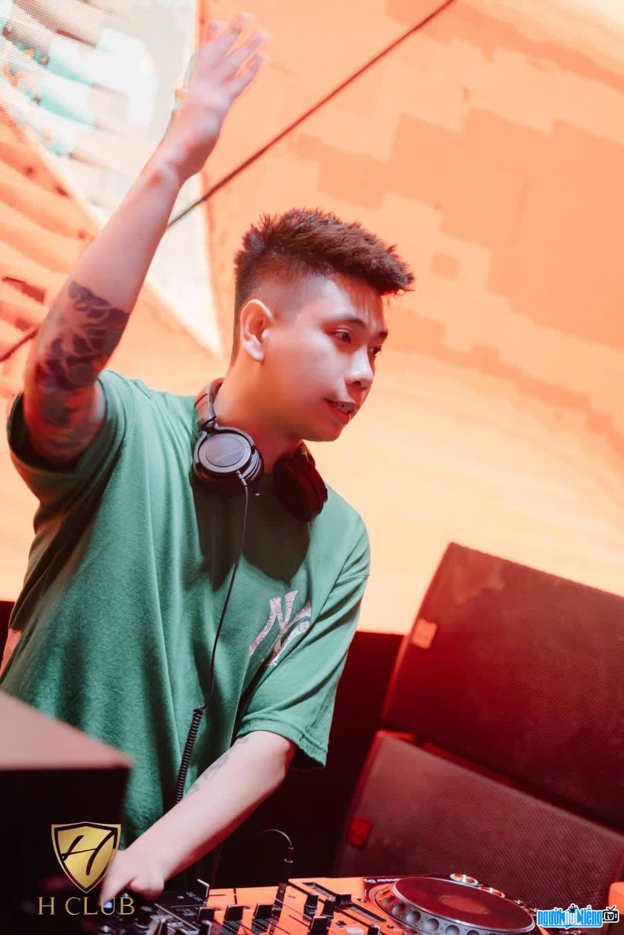 Không chỉ được biết đến với vai trò là DJ Bống Trần còn là một producer sản xuất âm nhạc