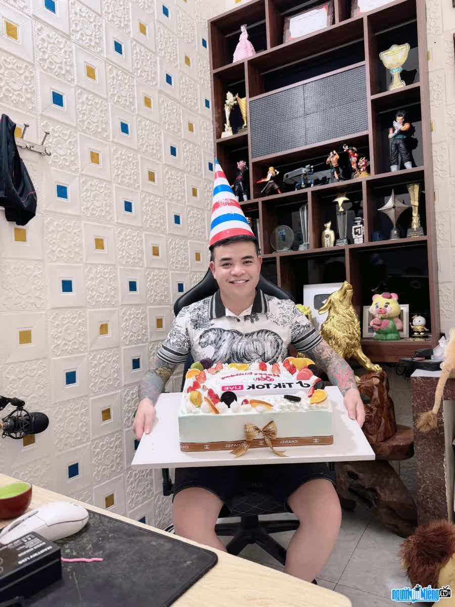 Hình ảnh Tiktoker Sơn Sói đón sinh nhật