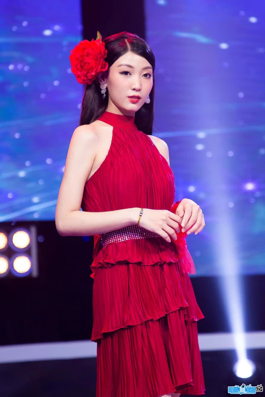 Hình ảnh ca sĩ Yoon Nguyên đẹp rạng rỡ trên sân khấu