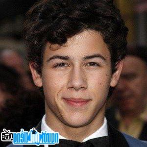 Một hình ảnh chân dung của Ca sĩ nhạc pop Nick Jonas