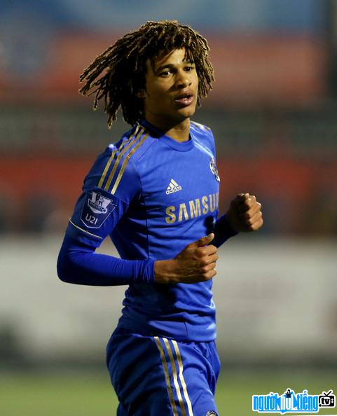 Hình ảnh cầu thủ bóng đá Nathan Aké trong màu áo của câu lạc bộ Chelsea