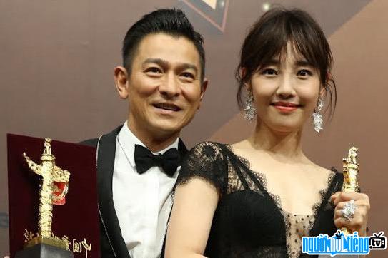 Lưu Đức Hoa nhận giải nam diễn viên xuất sắc cùng diễn viên Bạch Bách Hà
