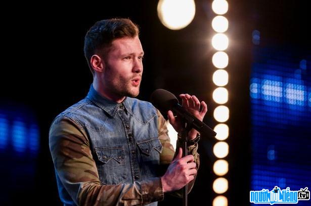 Hình ảnh nam ca sĩ Calum Scott trên sân khấu cuộc thi Britain's Got Talent 2015