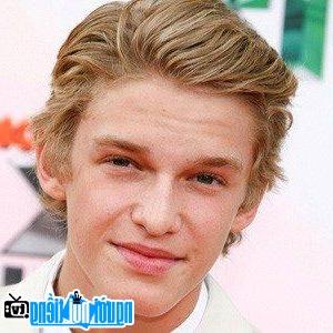 Một hình ảnh chân dung của Ca sĩ nhạc pop Cody Simpson