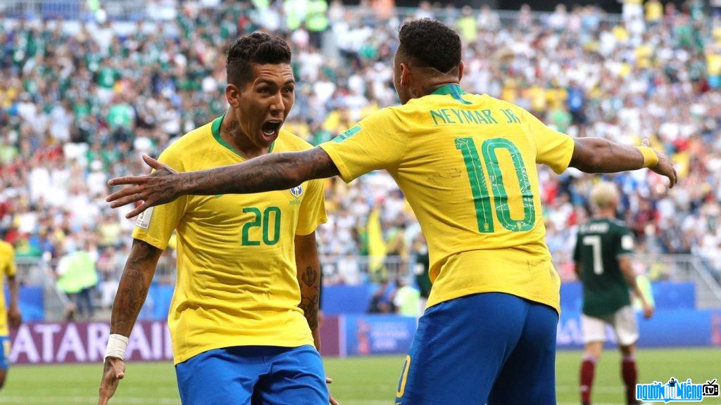 Roberto Firmino và Neymar đang ăn mừng chiến thắng