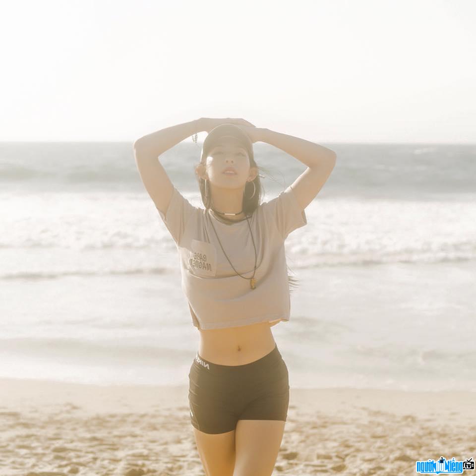 Hình ảnh Mina Myoung tạo dáng trên bãi biển