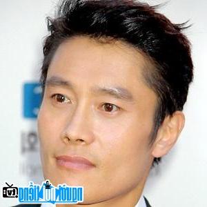 Một hình ảnh chân dung của Diễn viên nam Byung-hun Lee