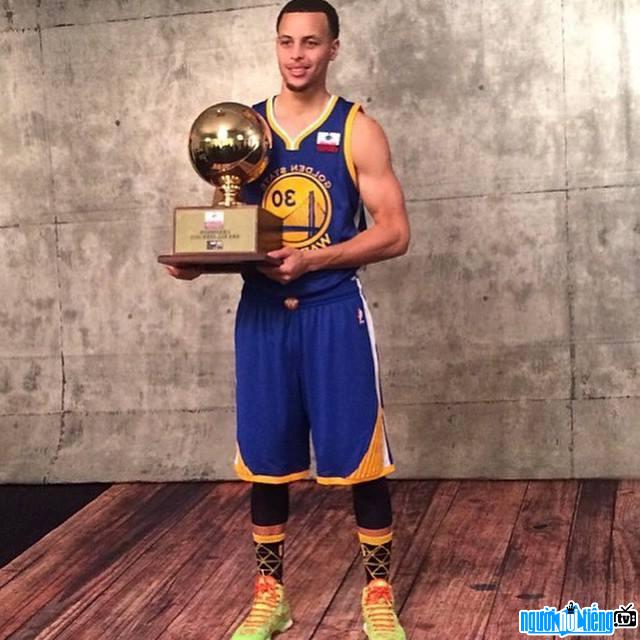 Hình ảnh cầu thủ bóng rổ Stephen Curry và chiếc cúp vô địch