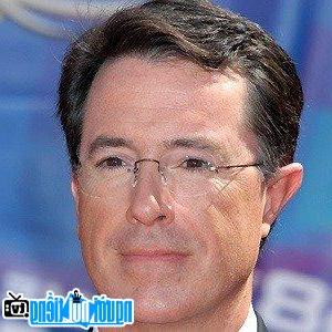 Một hình ảnh chân dung của Dẫn chương trình truyền hình Stephen Colbert