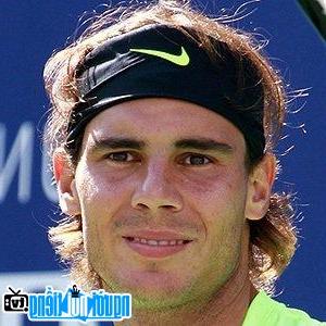 Rafael Nadal tay vợt có lối chơi mạnh mẽ