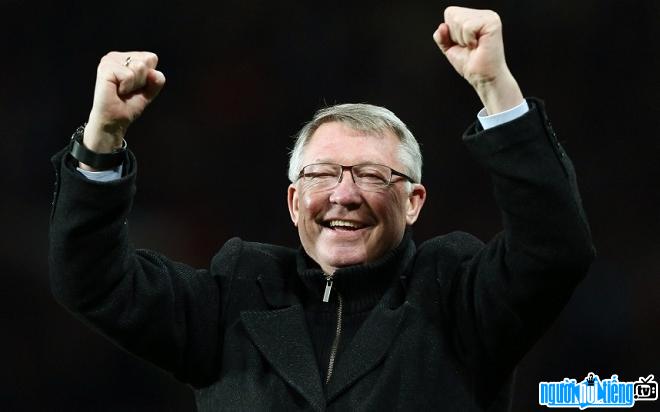 Hình ảnh huấn luyện viên Alex Ferguson khi đang vui mừng vì chiến thắng của đội bóng