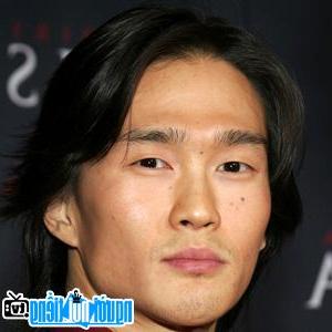 Một hình ảnh chân dung của Diễn viên nam Karl Yune