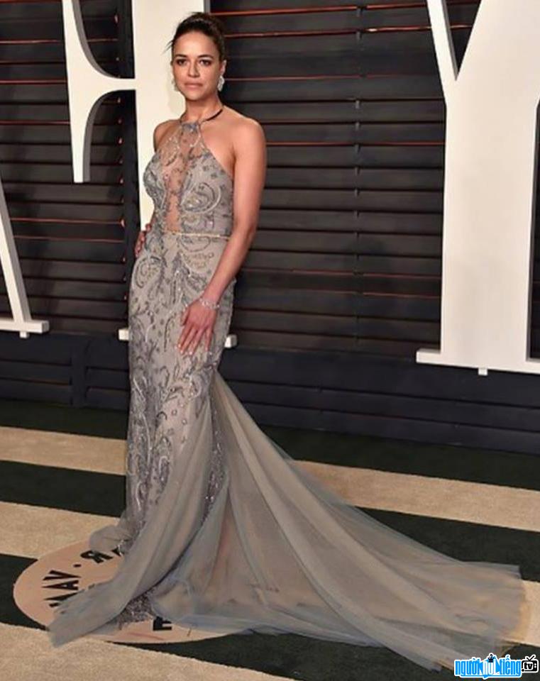 Hình ảnh nữ diễn viên Michelle Rodriguez diện đầm khoe vẻ đẹp gợi cảm tại một sự kiện