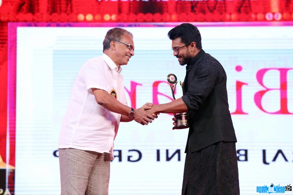 Hình ảnh nam diễn viên Ram Charan tại một lễ trao giải thưởng