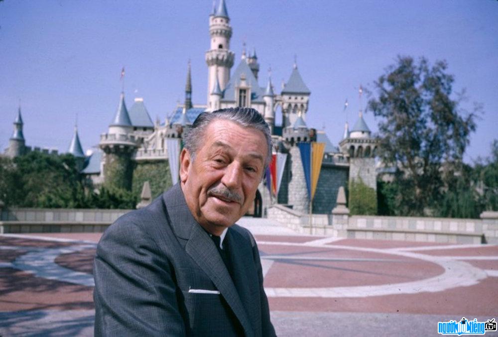Hình ảnh doanh nhân Walt Disney và một công trình xây dựng đồ sộ của mình