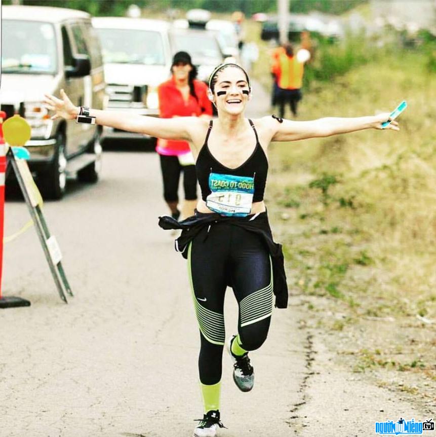 Hình ảnh nữ diễn viên Isabelle Fuhrman tại một cuộc thi chạy