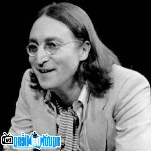 Một hình ảnh chân dung của Ca sĩ nhạc Rock John Lennon