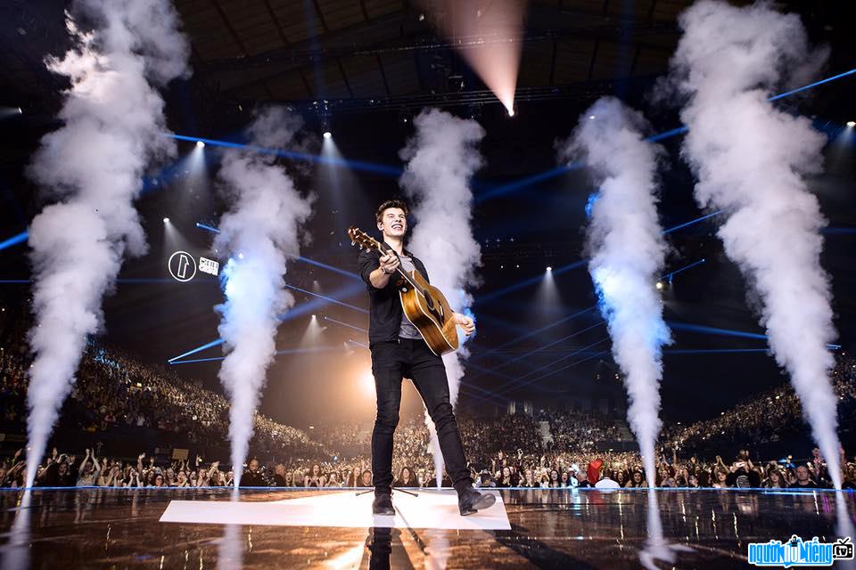 Hình ảnh ca sĩ nhạc pop Shawn Mendes đang cháy hết mình trên sân khấu