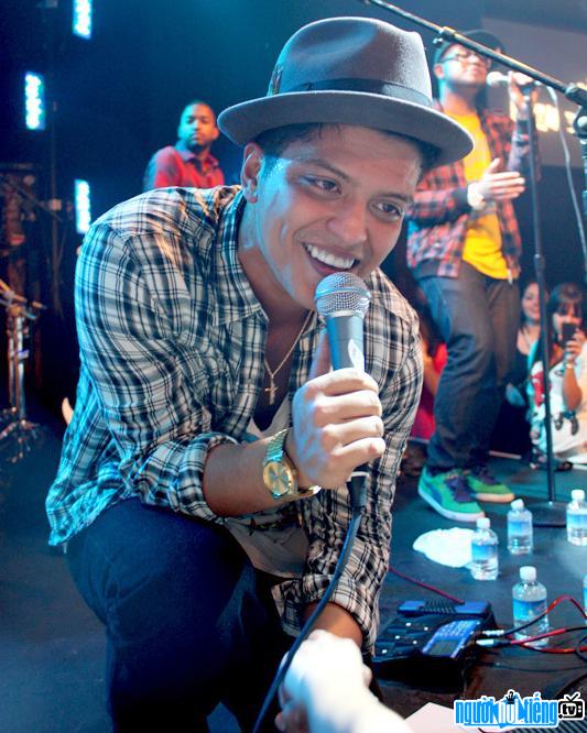 Hình ảnh Bruno Mars đang trình diễn trên sân khấu