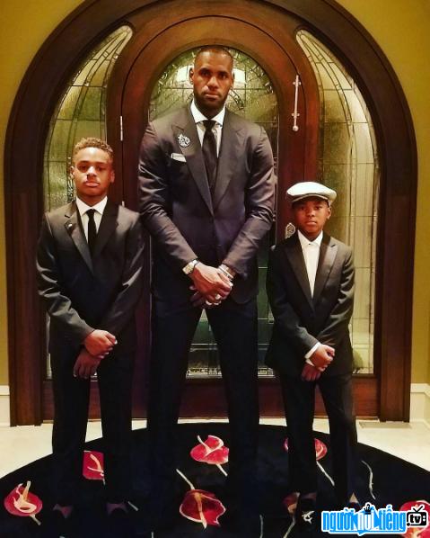 Cầu thủ bóng rổ LeBron James cùng với hai cậu con trai của mình