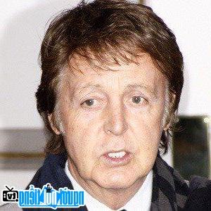 Một hình ảnh chân dung của Ca sĩ nhạc Rock Paul McCartney
