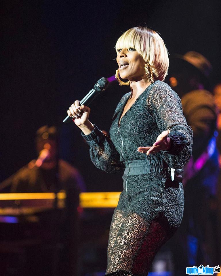 Ca sĩ Mary J. Blige trong buổi biểu diễn gần đây