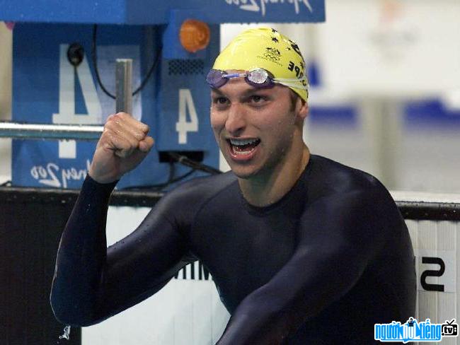 Bức ảnh VĐV bơi lội Ian Thorpe đang ăn mừng chiến thắng