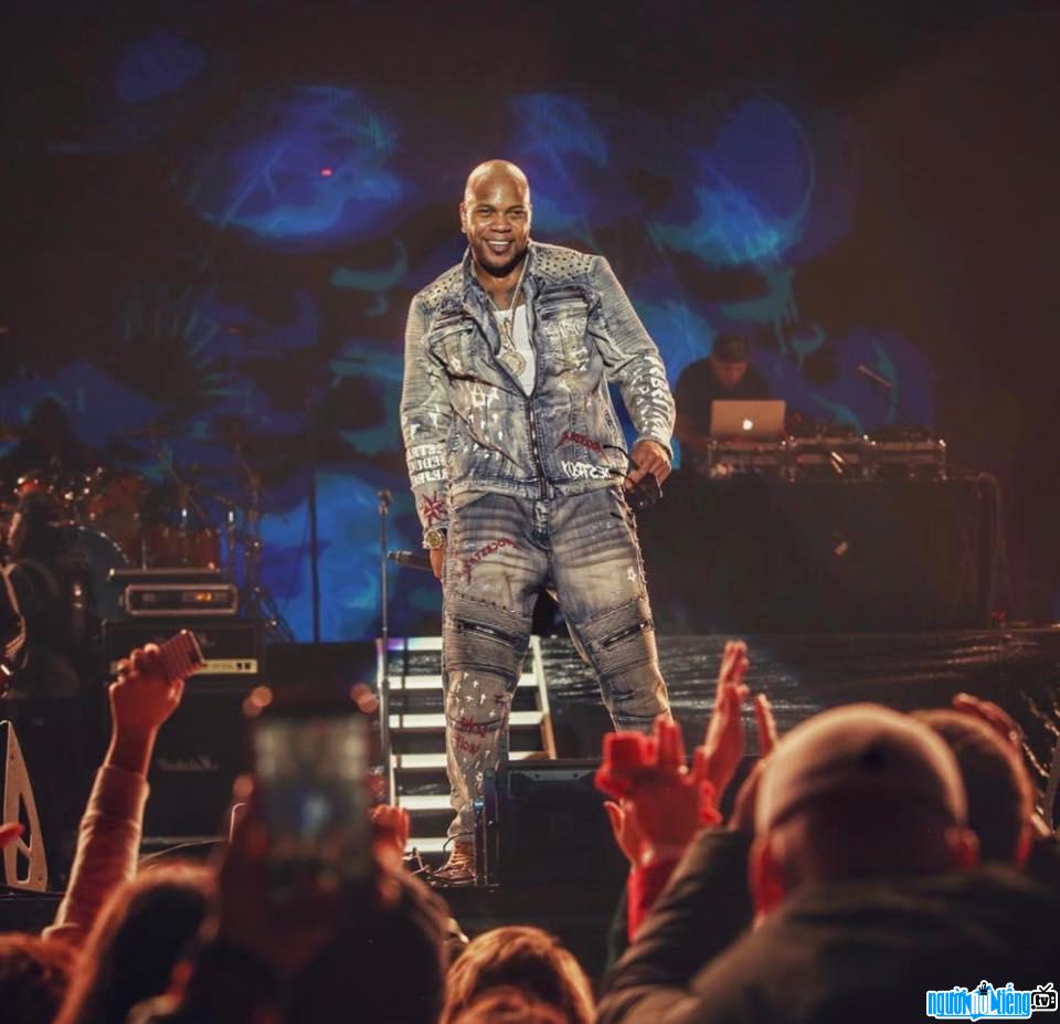 Hình ảnh rapper Flo Rida đang biểu diễn trên sân khấu