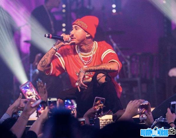 Hình ảnh rapper Tyga đang biểu diễn trên sân khấu