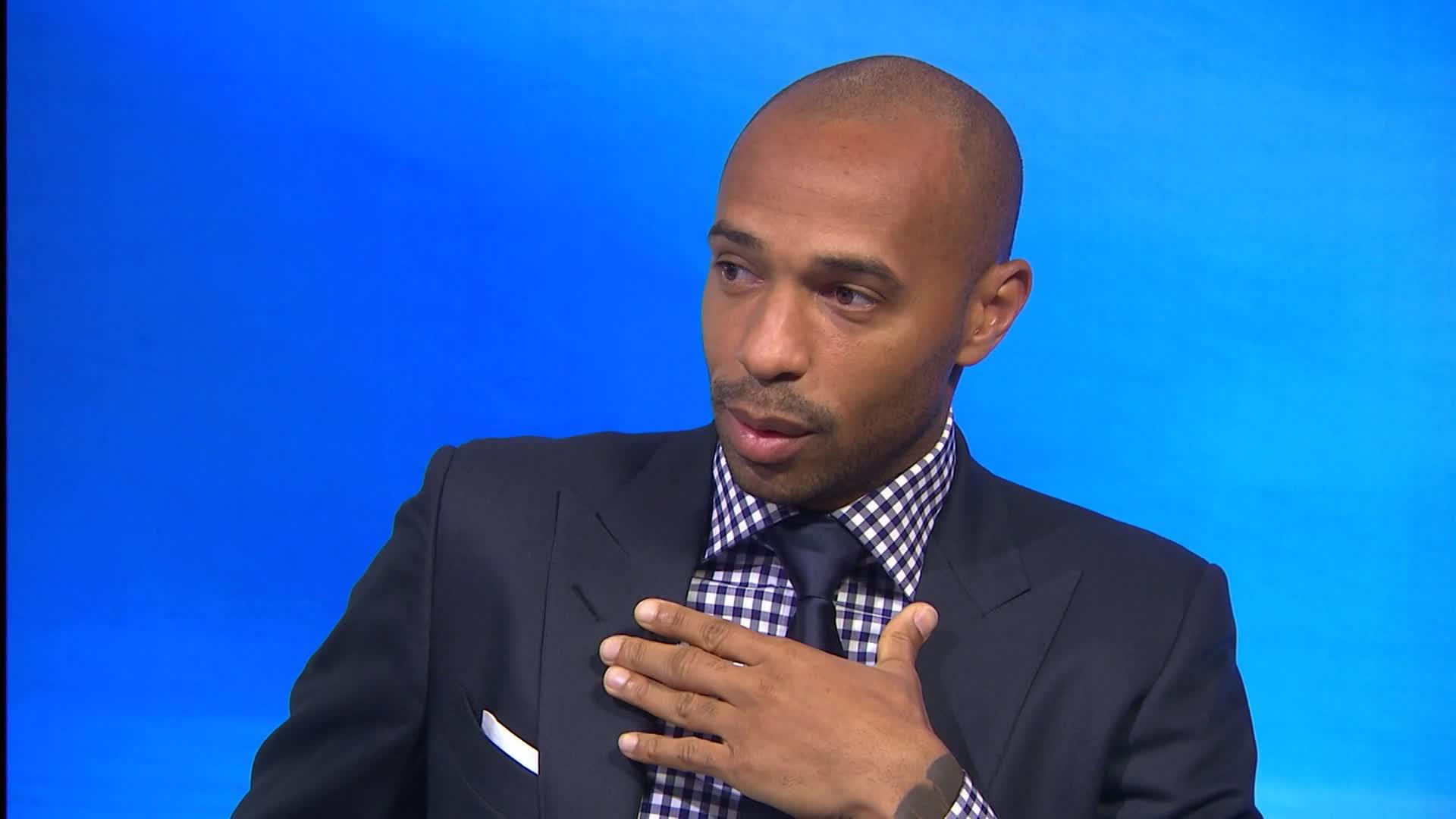 Cầu thủ bóng đá Thierry Henry trong một buổi phỏng vấn