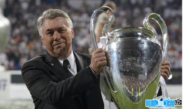 Bức ảnh huấn luyện viên Carlo Ancelotti đang nâng cao chiếc cúp vô địch